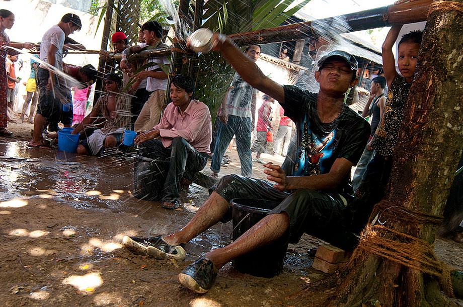 Cox's Bazar, Bangladesz: Rakhine Water Festival - ...a młodzieńcy polewają dziewczyny (Indie i Bangladesz 2010 - imprezy masowe i inne śluby)